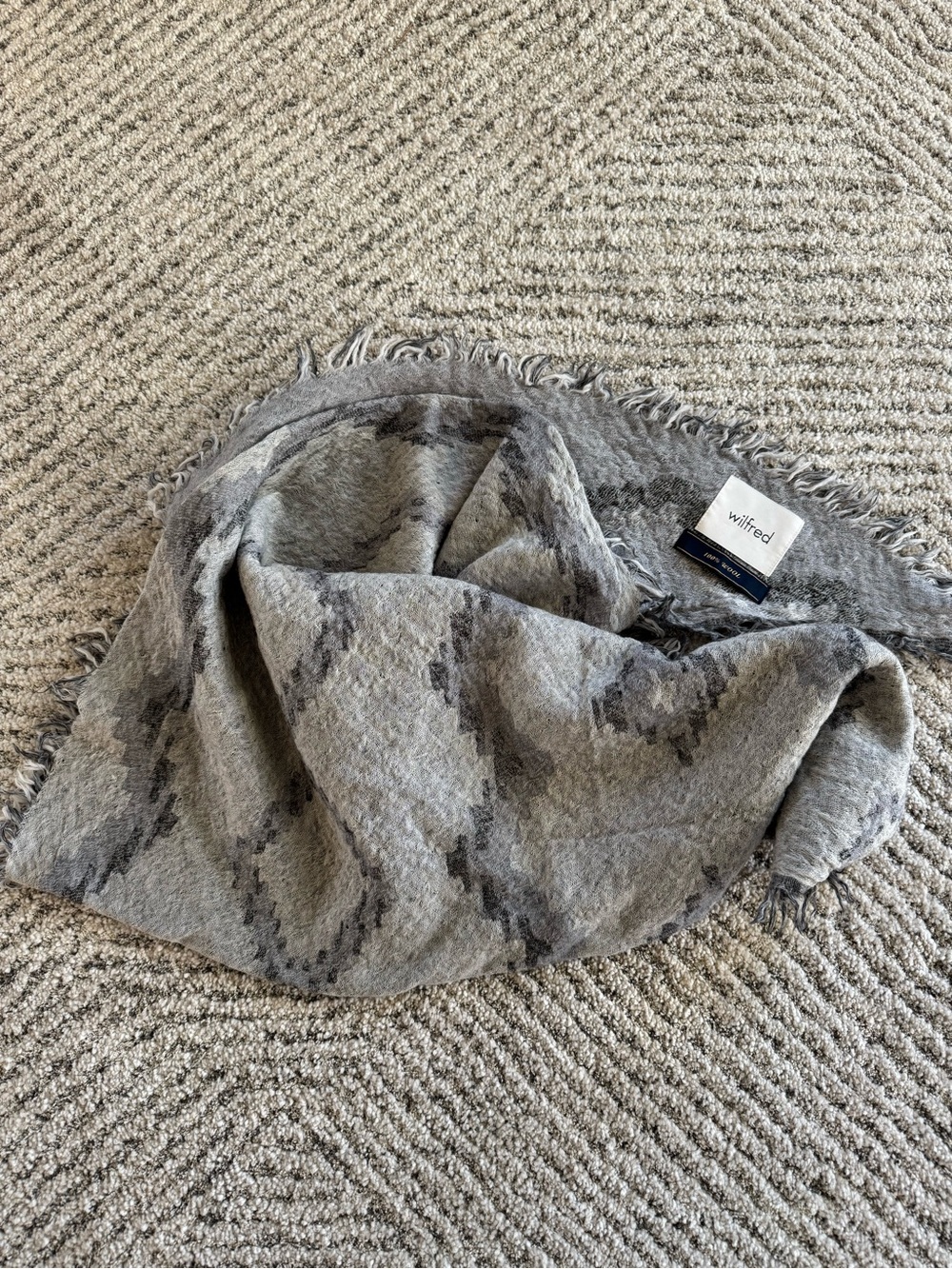 Wilfred Diamond Pence Square Wool Scarf – Grey Zig Zag Print